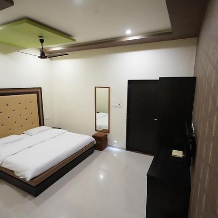 Hotel Ravi Residency Nadiād Buitenkant foto