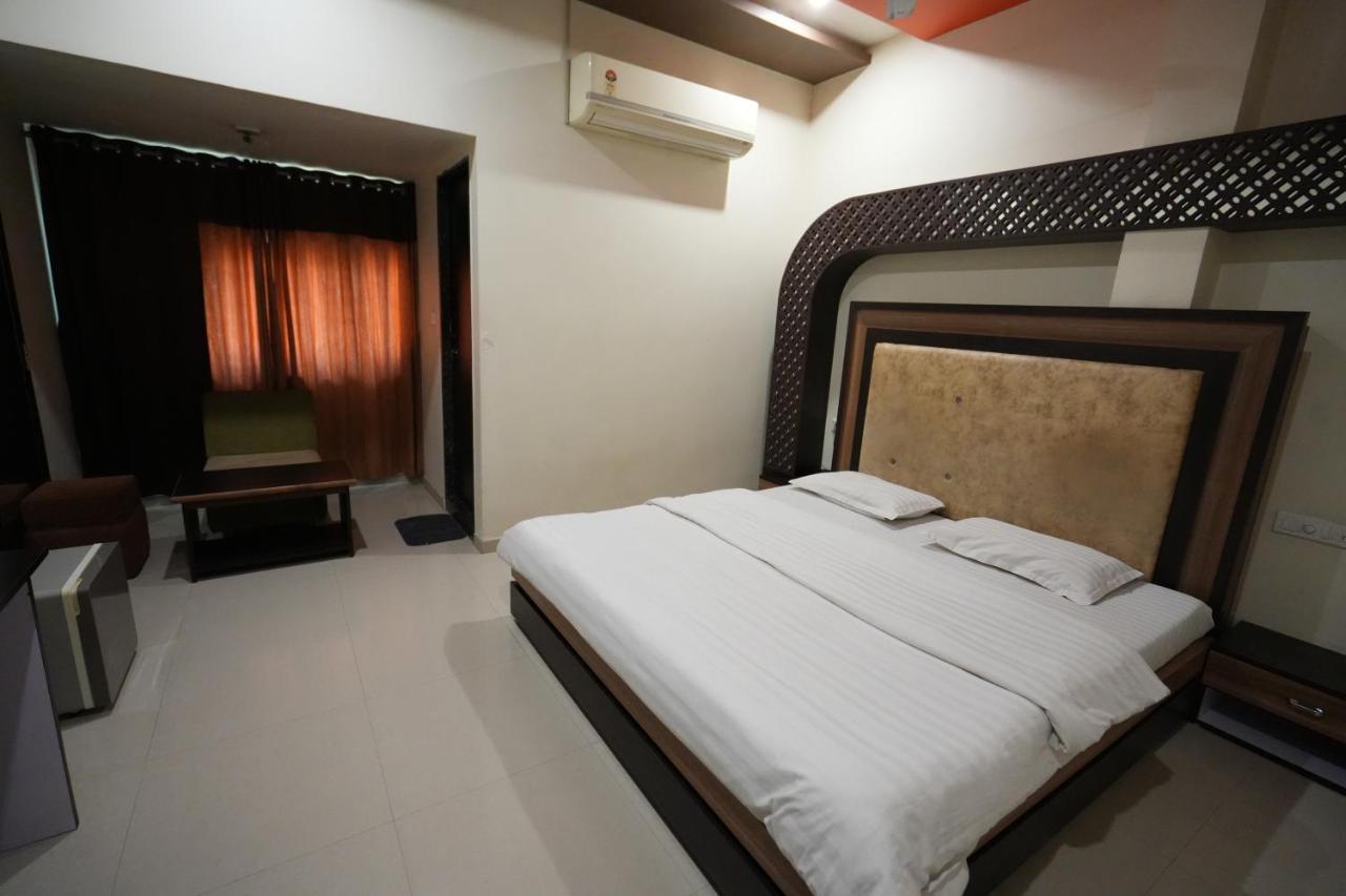 Hotel Ravi Residency Nadiād Buitenkant foto