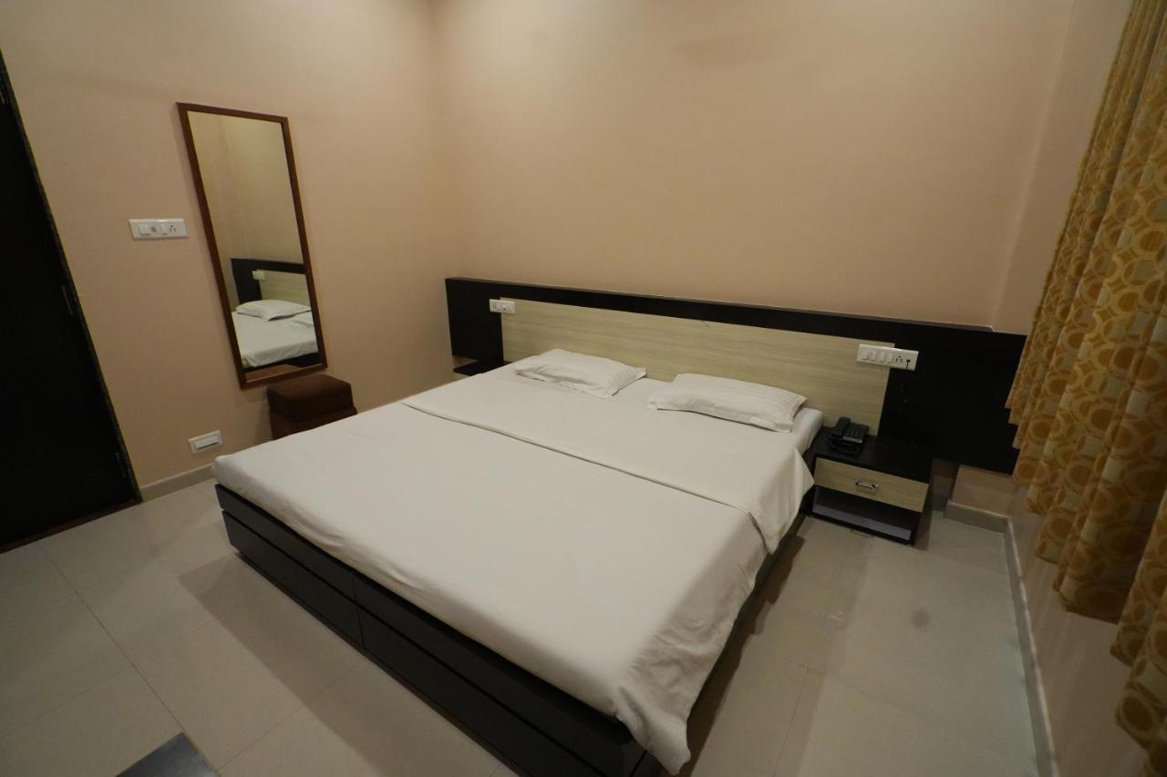 Hotel Ravi Residency Nadiād Buitenkant foto
