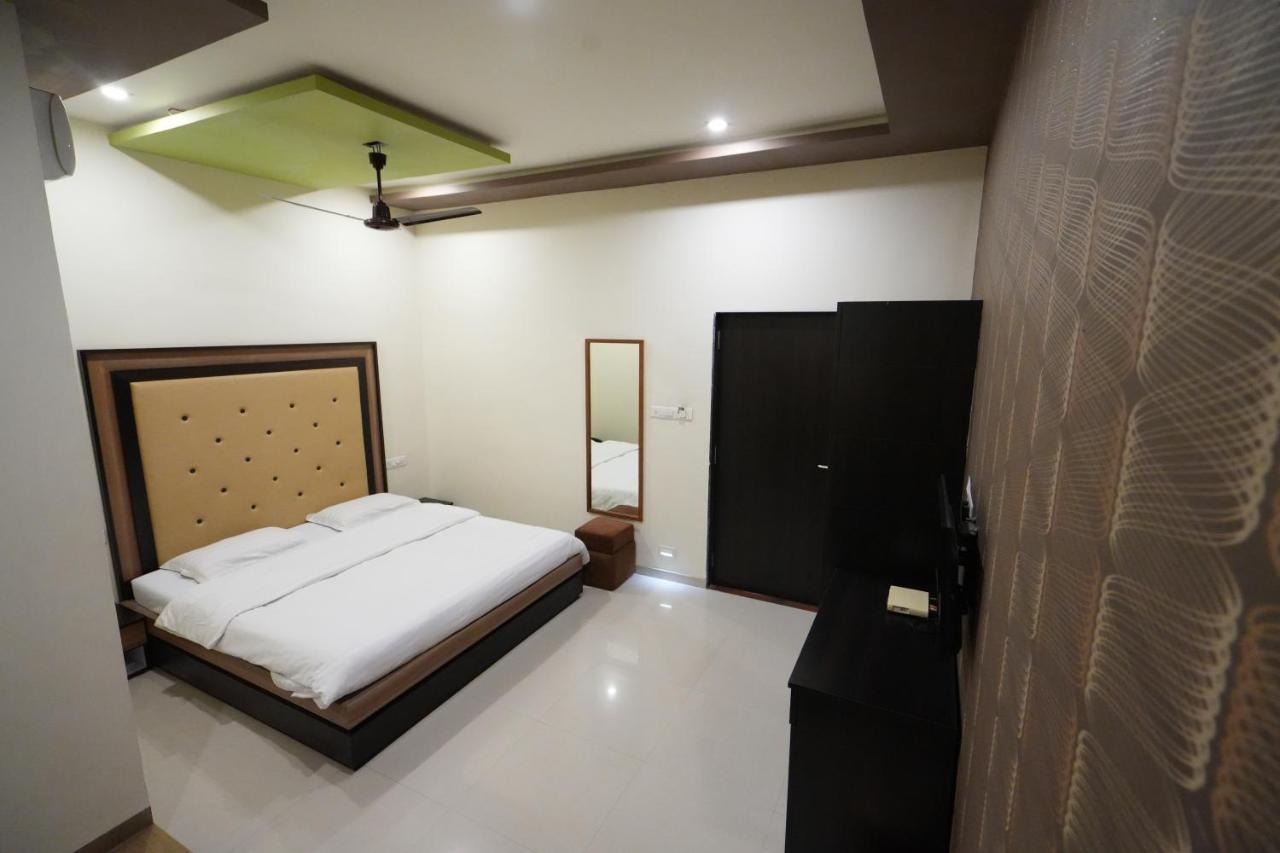 Hotel Ravi Residency Nadiād Buitenkant foto