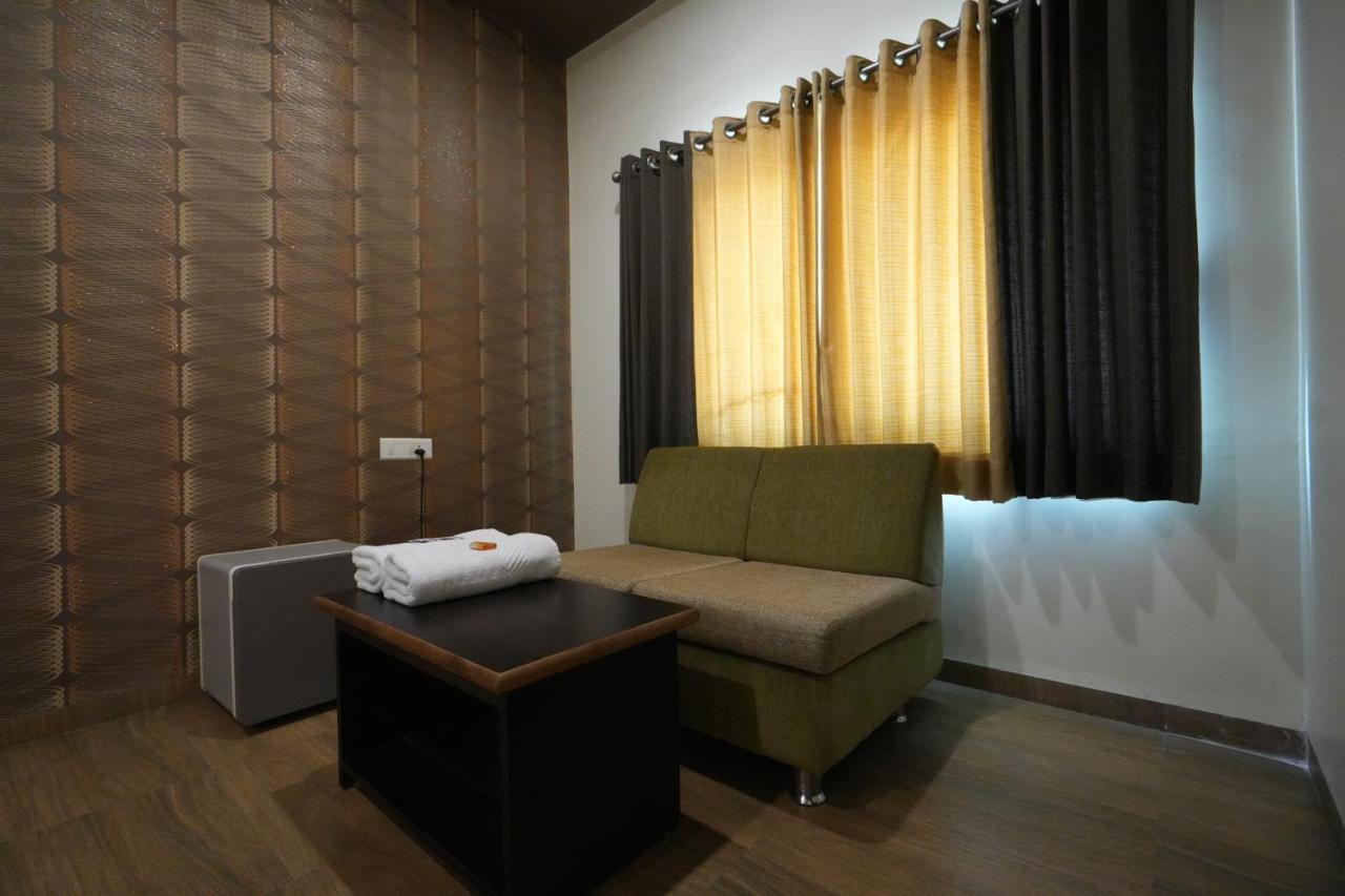 Hotel Ravi Residency Nadiād Buitenkant foto
