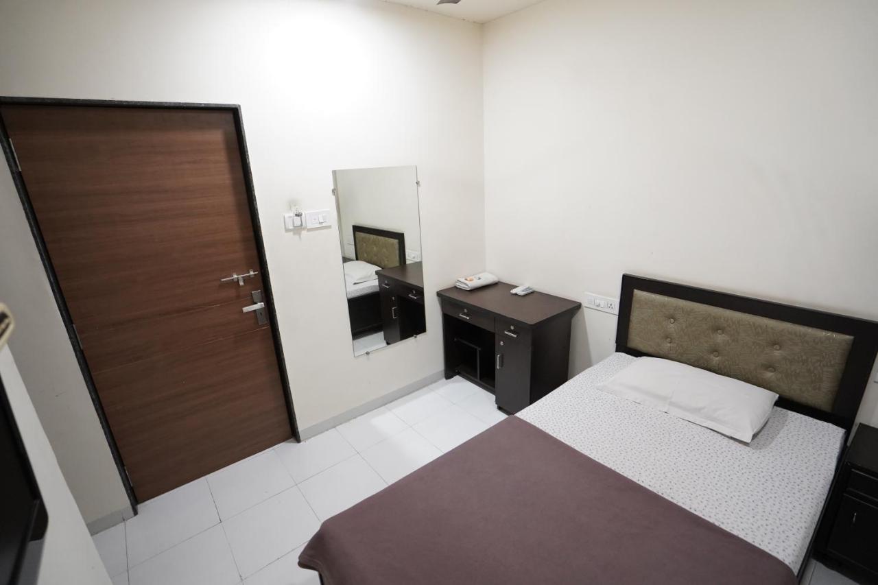 Hotel Ravi Residency Nadiād Buitenkant foto