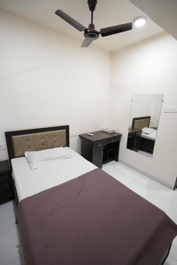 Hotel Ravi Residency Nadiād Buitenkant foto